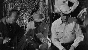 The Girl in Black Stockings screenshot 1